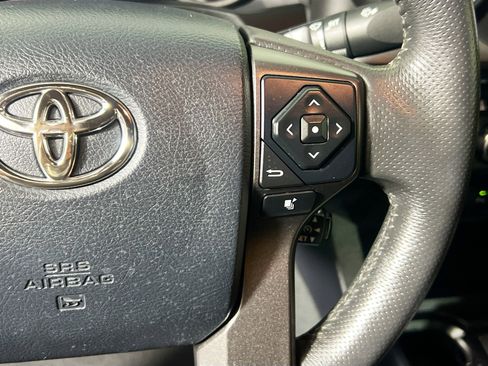 Used 2017 Toyota Tacoma TRD Sport image 19