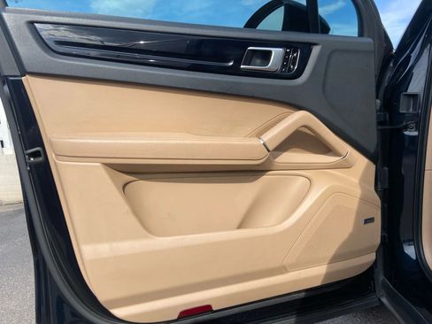 Used 2019 Porsche Cayenne Sport Utility 4D image 15