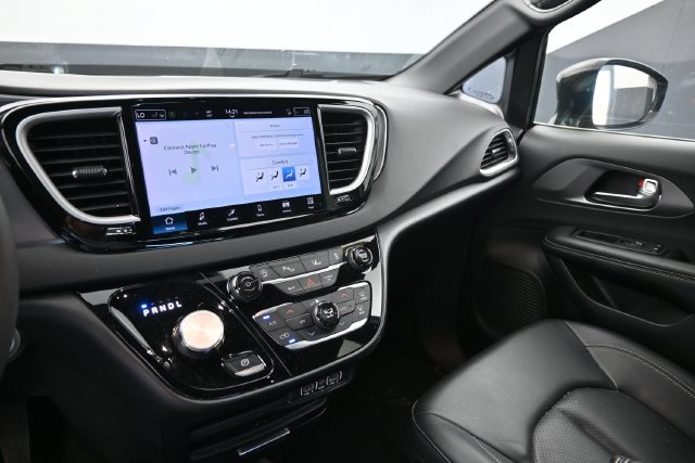 Used 2025 Chrysler Pacifica Select FWD image 21