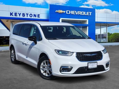 Used 2024 Chrysler Pacifica Touring-L FWD image 1