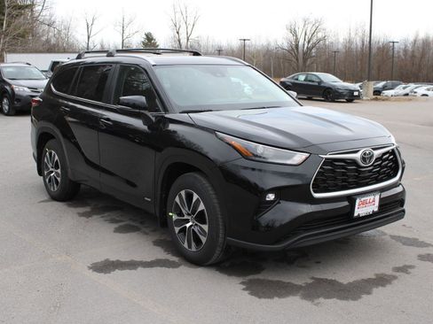 New 2026 Toyota Highlander XLE image 3