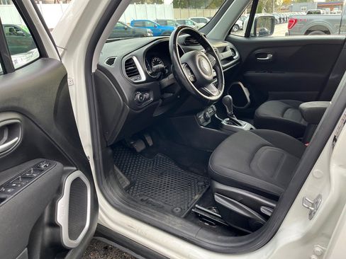Used 2019 Jeep Renegade Latitude w/ Cold Weather Group image 9