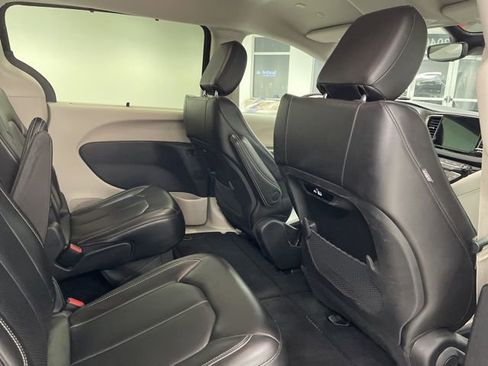 Used 2023 Chrysler Pacifica Touring-L image 32