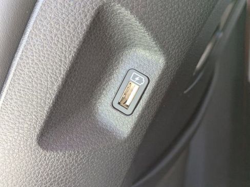 Used 2022 Kia Carnival EX image 17