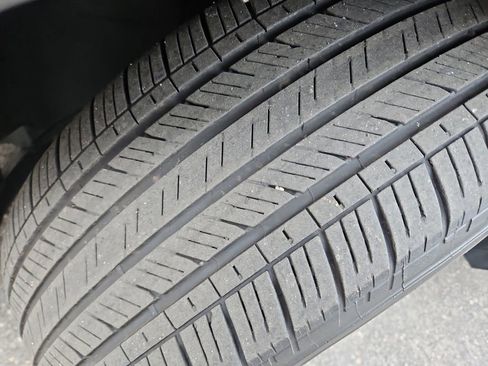 Used 2024 Volkswagen Tiguan SE image 33