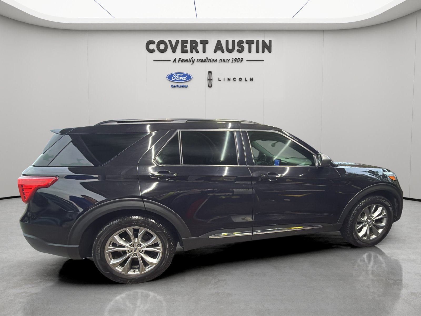 Used 2021 Ford Explorer XLT w/ Equipment Group 202A RWD image 6