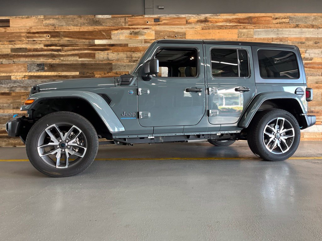 Used 2024 Jeep Wrangler Unlimited w/ Convenience Group AWD/4WD image 2