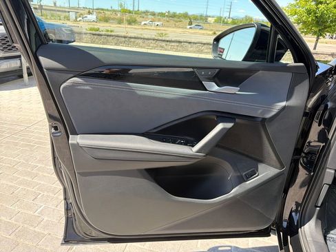 Certified 2025 Volkswagen Tiguan SE image 12