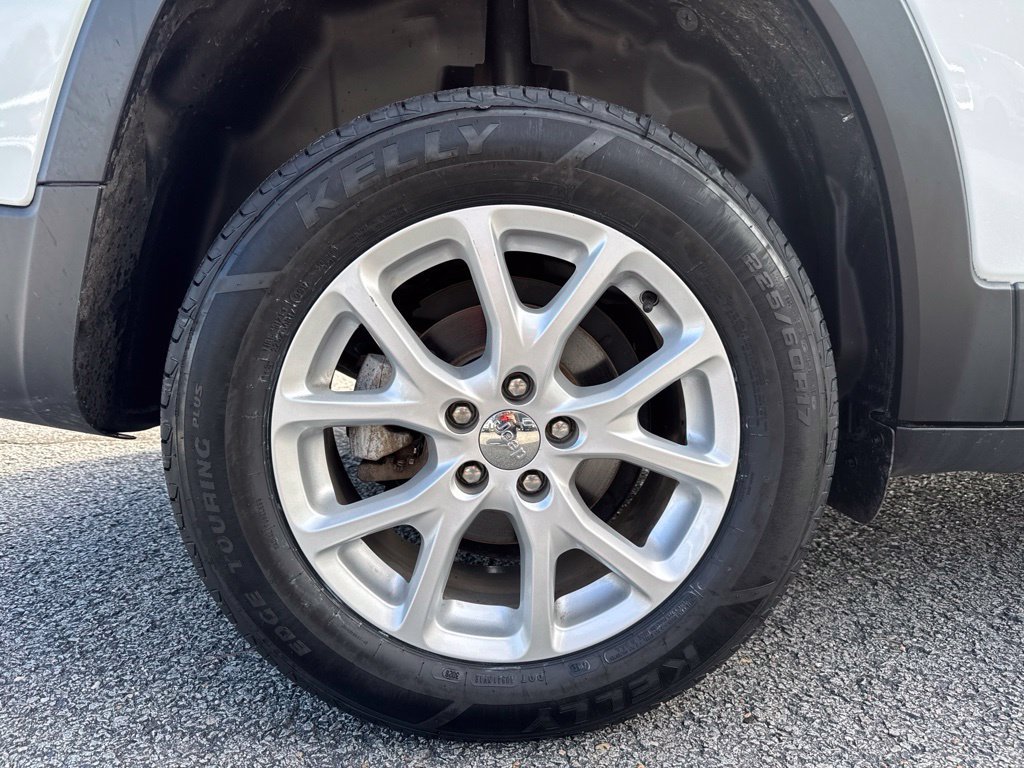 Used 2018 Jeep Cherokee Latitude w/ Cold Weather Group FWD image 34