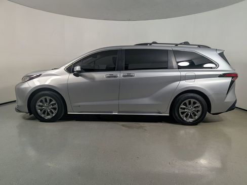 Used 2021 Toyota Sienna XLE FWD image 4