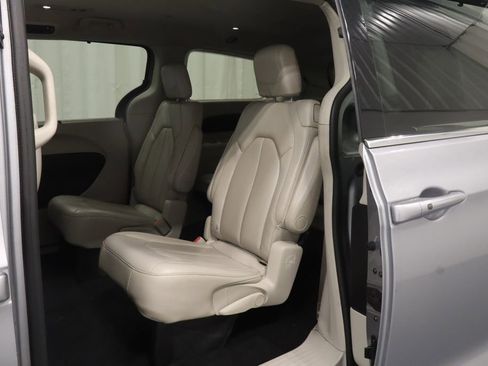 Certified 2021 Chrysler Voyager Lxi FWD image 12
