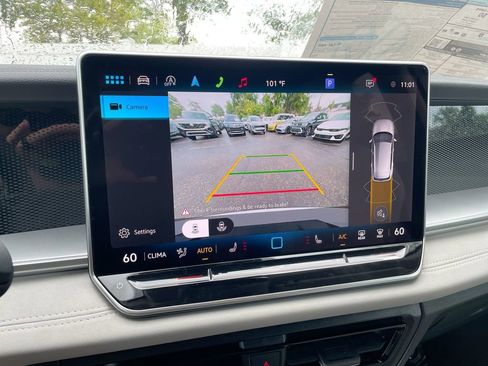 New 2025 Volkswagen Tiguan SE image 42