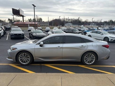Used 2019 Toyota Avalon Limited image 3