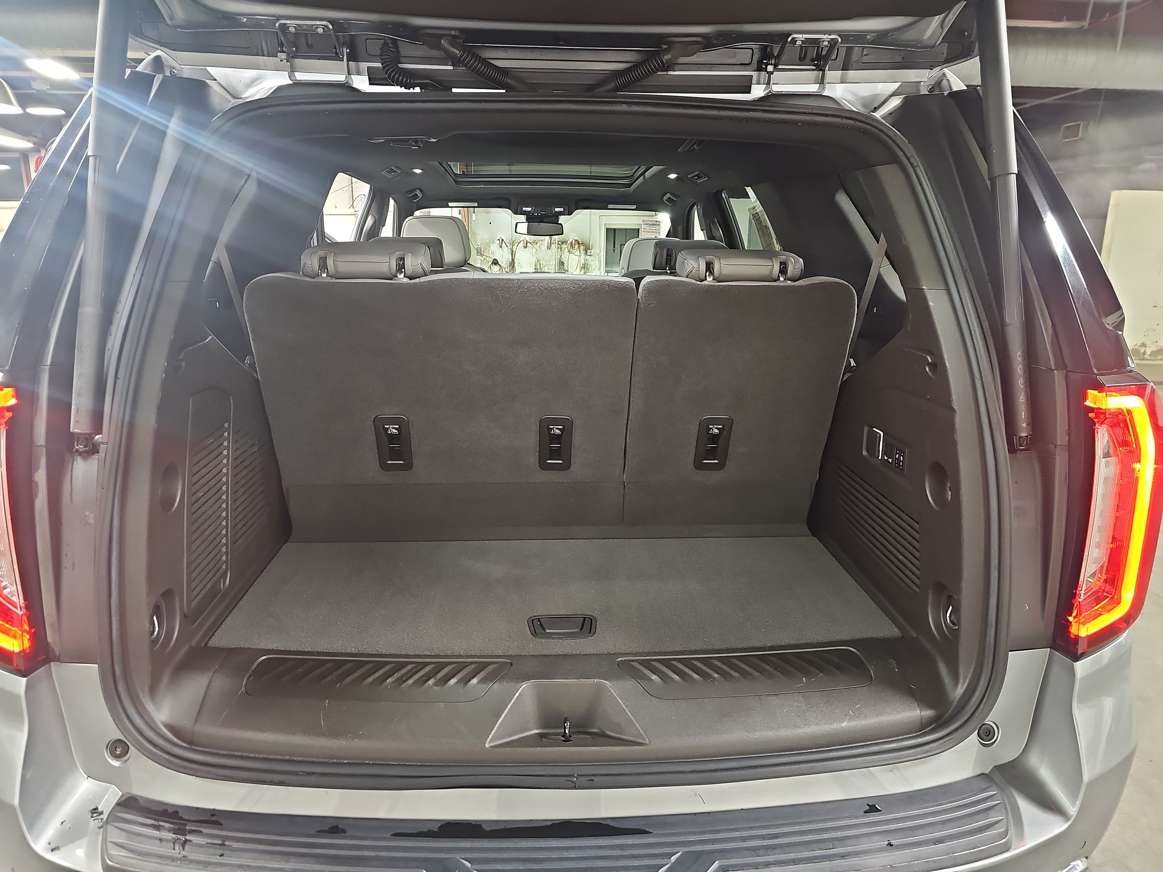 Used 2024 GMC Yukon SLT w/ SLT Luxury Package AWD/4WD image 13