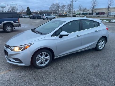 Used 2017 Chevrolet Cruze LT w/ Convenience Package image 2