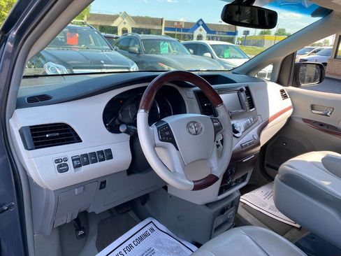 Used 2013 Toyota Sienna XLE w/ Premium Pkg image 11