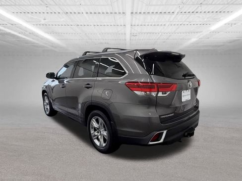 Used 2017 Toyota Highlander Limited image 3