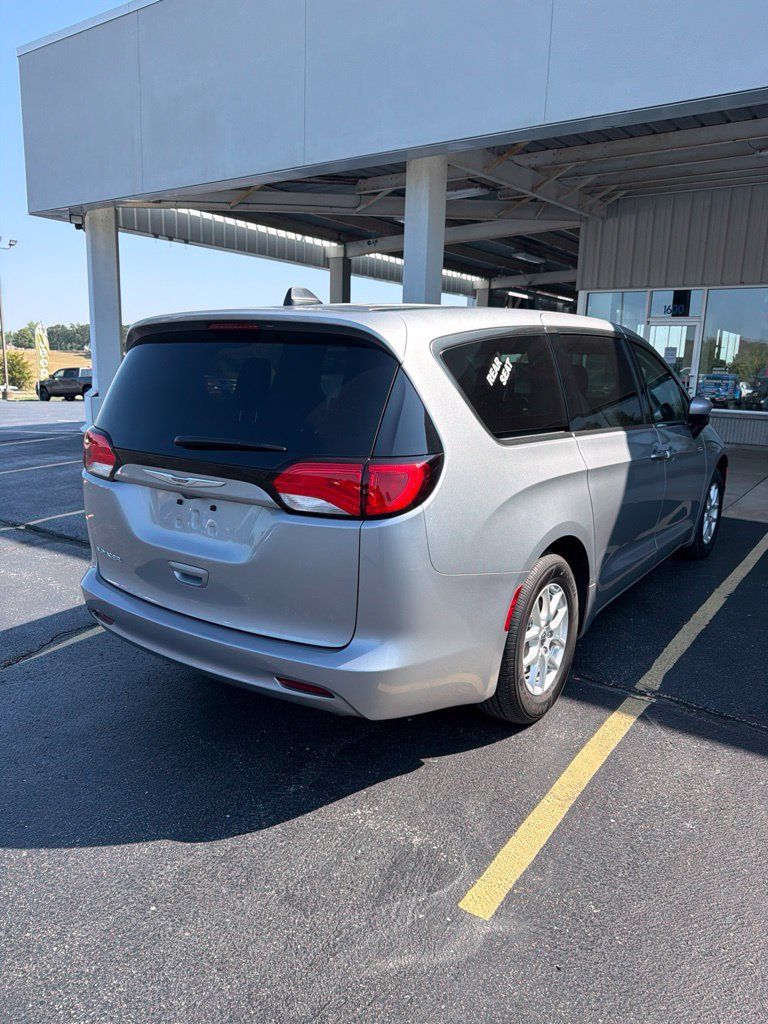 Used 2021 Chrysler Voyager LX FWD image 3