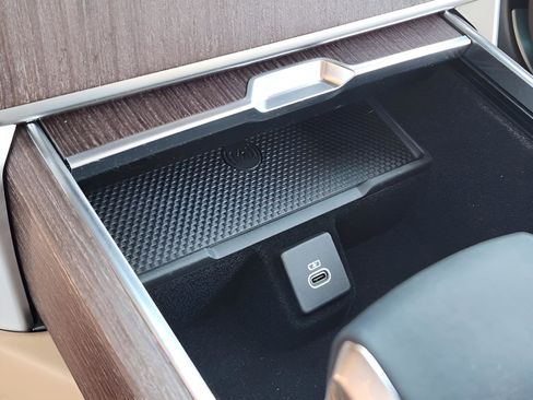 Certified 2025 Land Rover Range Rover SE image 17