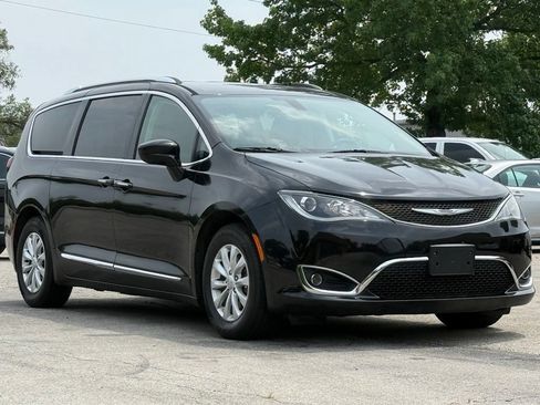 Used 2019 Chrysler Pacifica Touring-L FWD image 7