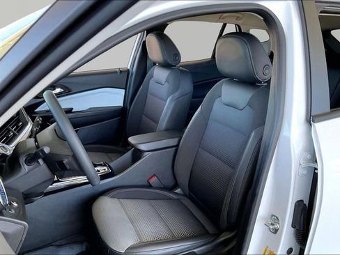 Used 2025 Chevrolet Trax LT FWD image 15