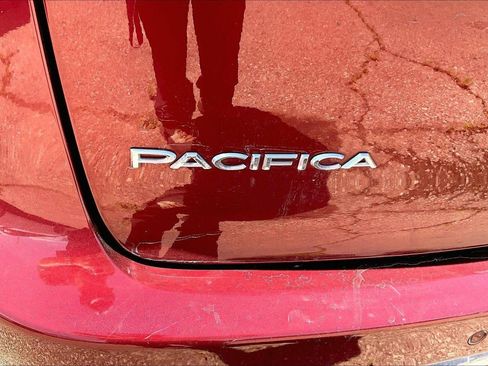 Used 2020 Chrysler Pacifica Touring-L FWD image 6