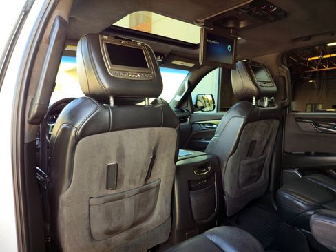 Used 2018 Cadillac Escalade ESV Platinum image 35