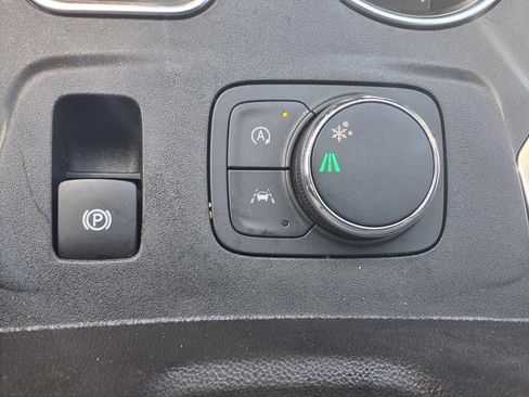 Used 2023 Chevrolet Traverse LT FWD image 12