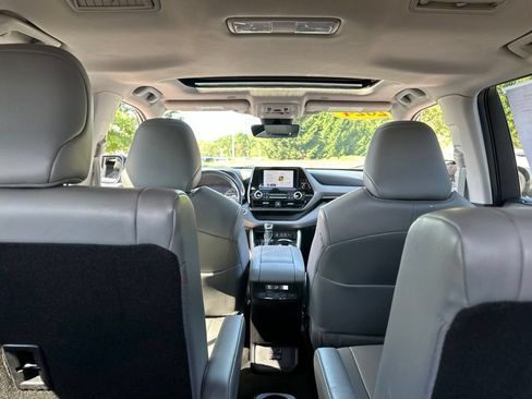 Used 2024 Toyota Highlander XLE FWD image 36