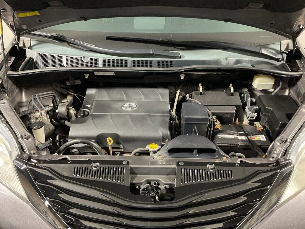 Used 2013 Toyota Sienna LE w/ Towing Pkg FWD image 36