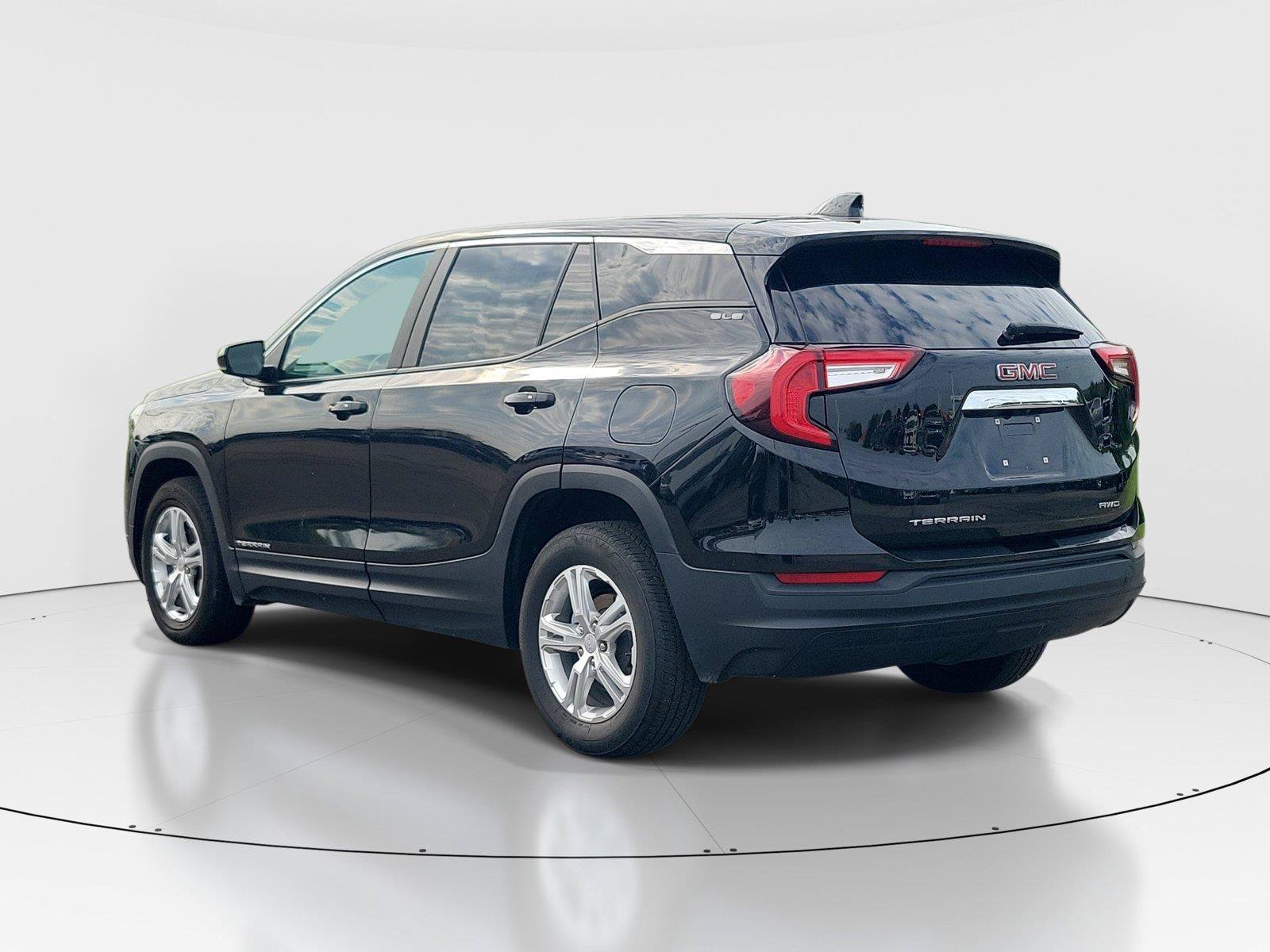 Used 2024 GMC Terrain SLE AWD/4WD image 3