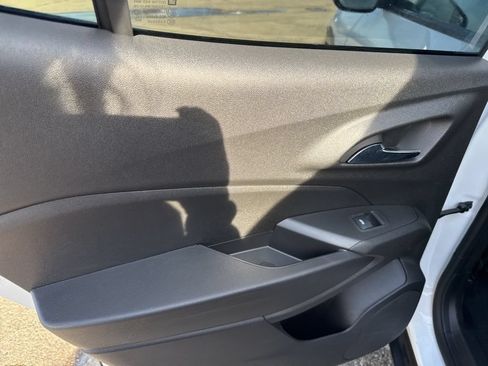 Used 2024 Chevrolet Trax RS w/ Sunroof Package FWD image 35