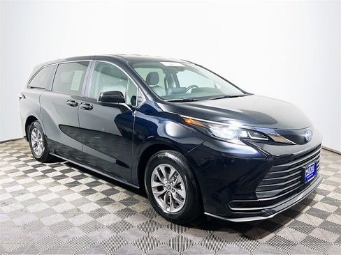 Certified 2024 Toyota Sienna LE image 1