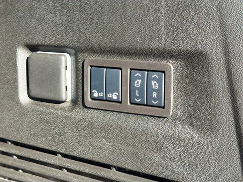 Used 2025 Chevrolet Suburban High Country image 14