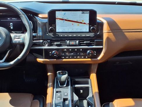 Used 2024 Nissan Pathfinder Platinum w/ Black Appearance Package FWD image 9