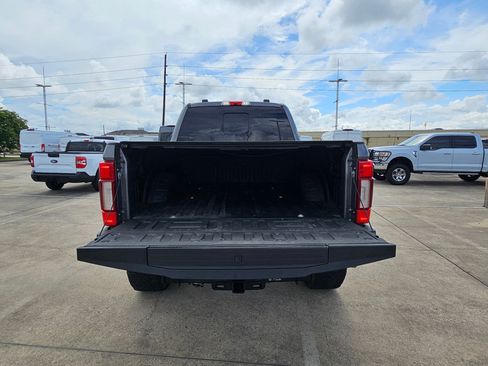 Used 2021 Ford F250 Platinum w/ FX4 Off-Road Package AWD/4WD image 29