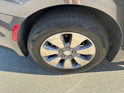 Used 2018 Chrysler Pacifica Touring-L image 16