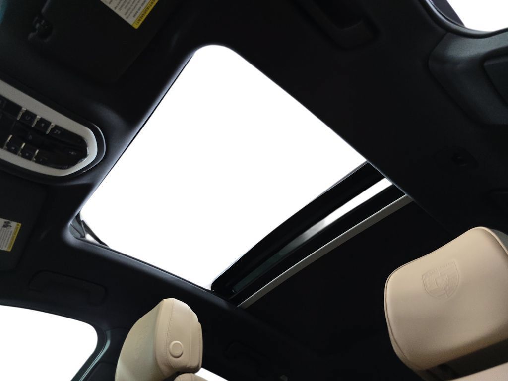 Certified 2025 Porsche Macan AWD/4WD image 28