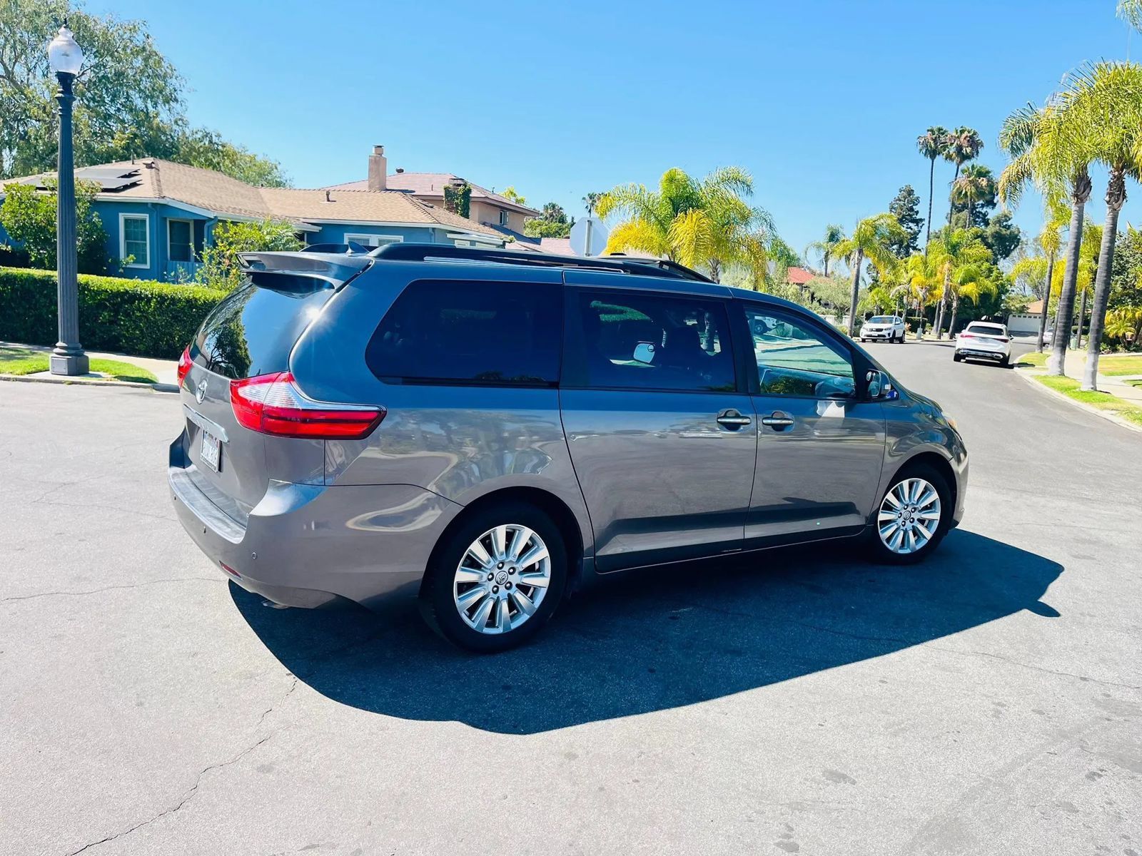 Used 2017 Toyota Sienna Limited FWD image 19