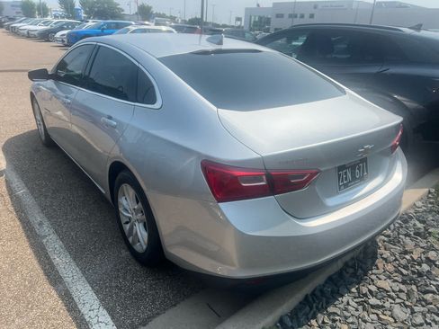 Used 2017 Chevrolet Malibu LT FWD image 4