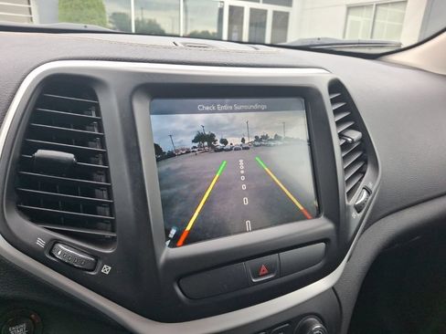Used 2018 Jeep Cherokee Latitude Plus w/ Cold Weather Group AWD/4WD image 6