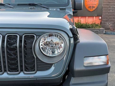 Used 2025 Jeep Wrangler Unlimited Sport AWD/4WD image 4