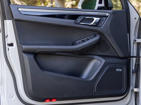 Certified 2021 Porsche Macan AWD/4WD image 24
