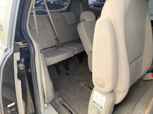 Used 2021 Kia Sedona LX FWD image 13