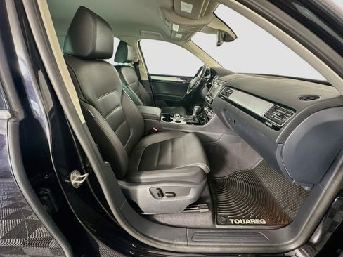 Used 2016 Volkswagen Touareg Sport AWD/4WD image 32