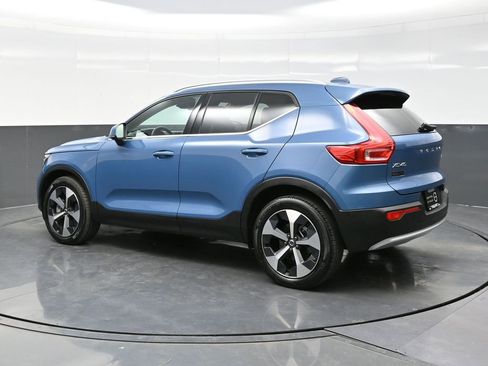 Used 2025 Volvo XC40 B5 Plus image 4