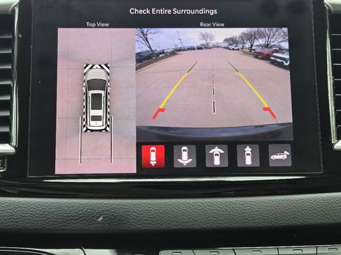 Used 2022 Chrysler Pacifica Touring-L w/ Uconnect Theater Family Group image 7