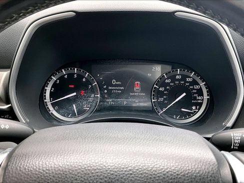 Used 2021 Toyota Highlander XLE AWD/4WD image 2