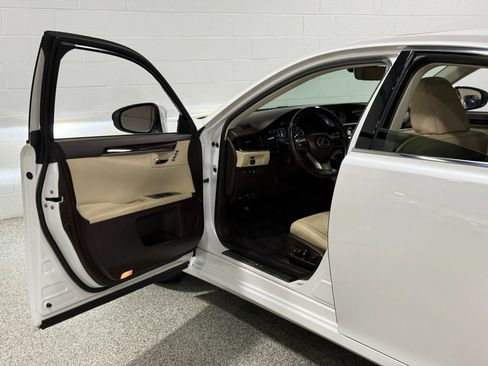 Used 2016 Lexus ES 350 w/ Premium Package w/Wood Trim FWD image 10