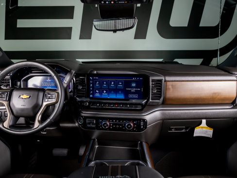 Used 2024 Chevrolet Silverado 2500 High Country w/ High Country Premium Package AWD/4WD image 3